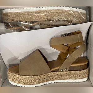 Soda brand size 6 sandals.